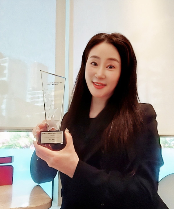 Actress Lee Jin wins the ‘Best Actress’ award among minors at the ‘French Screen Film Festival’!!