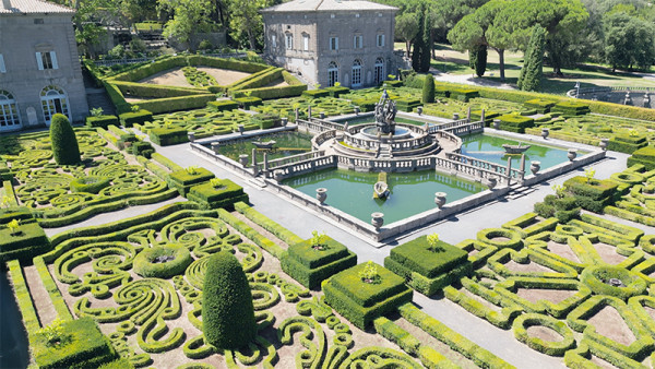 <Into the world on foot> Beautiful green art from a total of 6 countries, from France to England...into gardens around the world!