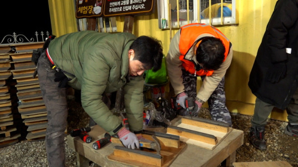 <Birth of a Worker> Youth leader Son Heon-soo’s ‘socks with holes’ asked village leader, “Newlywed life...is it okay?”