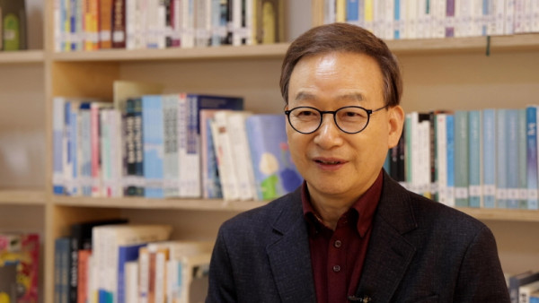 <Korean Language Gyeorugi> Jeong Ho-seung, author of 『There is No Love Without Pain』, poses the question of ‘Korean Bookmark’